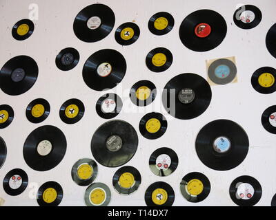 Dekorative Schallplatten auf weißer Wand. Stockfoto