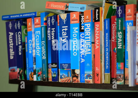 Diversen Reiseführern auf einem Bücherregal Stockfoto