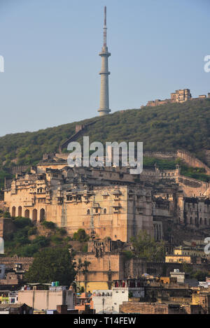 Garh Palast, das Juwel von Rajasthan, ein herausragendes Beispiel von Rajput Architektur, mit einem neuen TV-Mast hinter sich. Bundi, Rajasthan, Indien, Asien. Stockfoto