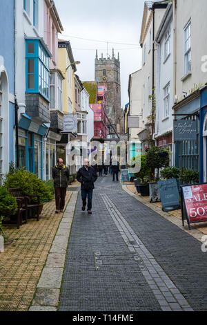 Touristen und Einheimische entlang Foss Street in Dartmouth, Devon, UK wandering Stockfoto