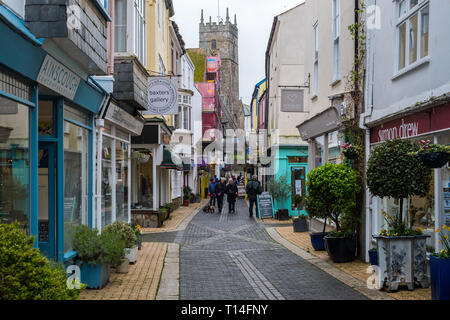 Touristen und Einheimische entlang Foss Street in Dartmouth, Devon, UK wandering Stockfoto