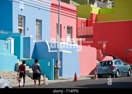 Bunte Häuser ziehen Touristen an der Bo-Kaap Viertel in Cape Town, Südafrika. Stockfoto