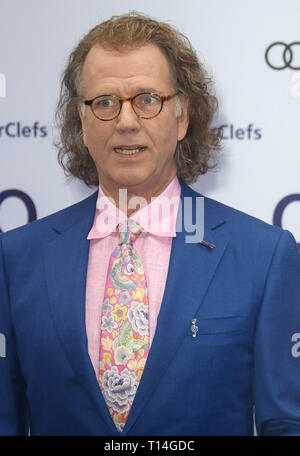 Apr 01, 2016 - London, England, UK-Nordoff Robbins O2 Silber Notenschlüssel Awards, Grosvenor House Hotel - Roter Teppich Ankünfte Foto zeigt: Andre Rieu Stockfoto