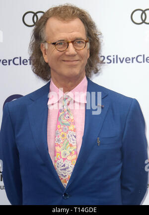 Apr 01, 2016 - London, England, UK-Nordoff Robbins O2 Silber Notenschlüssel Awards, Grosvenor House Hotel - Roter Teppich Ankünfte Foto zeigt: Andre Rieu Stockfoto