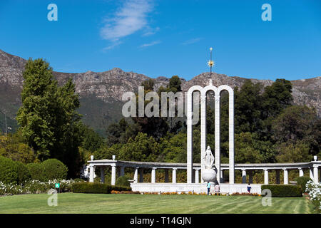 Das Hugenotten-Denkmal (ca. 1945) in Franschhoek, Südafrika, ist in die französischen Hugenotten Südafrika gewidmet. Stockfoto