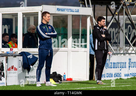 Rhys Griffiths von penybont auf dem touchline. Penybont beat Briton Ferry & Llansawel 2-0 in der Welsh Football League Division One bei bryntirion Park. Stockfoto