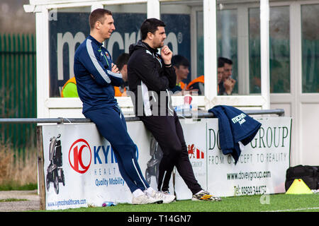 Rhys Griffiths von penybont auf dem touchline. Penybont beat Briton Ferry & Llansawel 2-0 in der Welsh Football League Division One bei bryntirion Park. Stockfoto