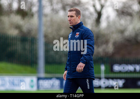 Rhys Griffiths von penybont auf dem touchline. Penybont beat Briton Ferry & Llansawel 2-0 in der Welsh Football League Division One bei bryntirion Park. Stockfoto