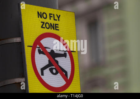 Das Zeichen "Flugverbotszone" verbietet Flüge von Luftfahrzeugen, die in einem Zentrum einer Stadt installiert ist Stockfoto
