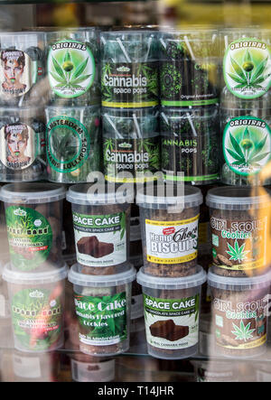 Amsterdam, Niederlande - 20 April 2017: Eine Auswahl von Cannabis Cookies in einem Schaufenster in Amsterdam, Niederlande Stockfoto