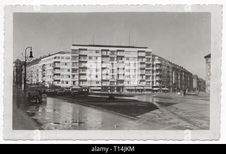 Funktionalistischen Wohnung Komplex bekannt als der Glaspalast (Skleněný palác) von Tschechischen modernistischen Architekten Richard Podzemný entworfen und in 1936-1937 in Bubeneč Viertel in Prag, Tschechische Republik. Tschechoslowakische Ansichtskarte vor 1949 ausgestellt. Mit freundlicher Genehmigung des Azoor Postkarte Sammlung. Stockfoto