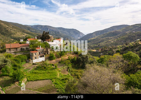 Insel Kreta. Häuser im Tal zwischen den Hügeln. Ländliche Landschaft. Griechenland. Stockfoto