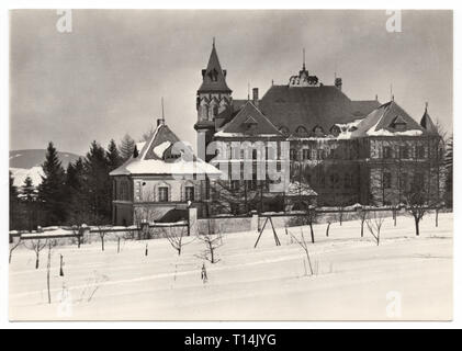 Haus der tschechischen Politiker Karel Kramář in Vysoké nad Jizerou, der Tschechoslowakei, der in der Tschechoslowakischen undatierte Ansichtskarte abgebildet. Das Haus wurde von russischen Architekten Wladimir Brandt wurde in den 1930er Jahren in der Heimatstadt von tschechischen Politiker Karel Kramář, der als der erste Ministerpräsident der Tschechoslowakei von 1918 bis 1919 diente. Mit freundlicher Genehmigung des Azoor Postkarte Sammlung. Stockfoto