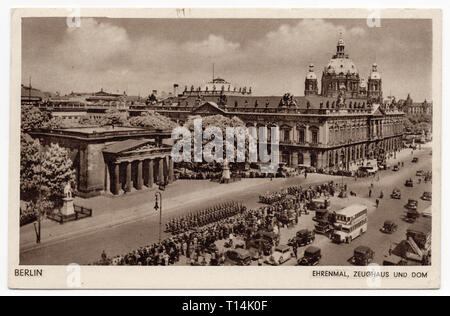 Denkmal für die im Ersten Weltkrieg Gefallenen als die Neue Wache (Neue Wache) und das Zeughaus Gebäude Unter den Linden und der Berliner Dom (Berliner Dom) in Berlin, Deutschland, in der deutschen Ansichtskarte vor 1944 ausgestellten dargestellt bekannt. Mit freundlicher Genehmigung des Azoor Postkarte Sammlung. Stockfoto