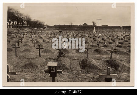 National Cemetery (Národní hřbitov) in der Nähe der Kleinen Festung Theresienstadt (Malá pevnost) in Terezín, der Tschechoslowakei, der in der Tschechoslowakischen Ansichtskarte 1945 ausgestellten dargestellt. Mit freundlicher Genehmigung des Azoor Postkarte Sammlung. Stockfoto