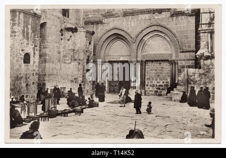 Eintritt in die Kirche des Heiligen Grabes in Jerusalem in der undatierte Ansichtskarte abgebildet. Mit freundlicher Genehmigung des Azoor Postkarte Sammlung. Stockfoto