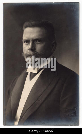 Tschechische Politiker Karel Kramář im Schwarzen und Weißen vintage Foto wahrscheinlich aus dem Jahr 1917 veraltet dargestellt durch tschechische Fotograf Jan Nepomuk František Langhans in seinem Atelier in Prag dargestellt. Karel Kramář diente als der erste Ministerpräsident der Tschechoslowakei von 1918 bis 1919. Mit freundlicher Genehmigung des Azoor Foto Sammlung. Stockfoto