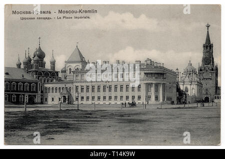 Jetzt Ivanovskaya tsarskaya Quadratisch (Square) in Moskau Kreml in Moskau, Russland, in der Russischen vor-revolutionären Ansichtskarte von russischen Verlag Paul von Girghienson am Anfang des 20. Jahrhunderts ausgestellt. Chudov Kloster, weniger Nicholas Palace, Himmelfahrt Kloster (Kloster) und Starodevichy Spasskaja Turm (Erlöser Turm) werden von links nach rechts in die schwarz-weiß Foto von einem unbekannten Fotografen dargestellt. Beide Klöster und der Palast wurden durch die Bolschewiki in den 1930er Jahren zerstört. Mit freundlicher Genehmigung des Azoor Postkarte Sammlung. Stockfoto