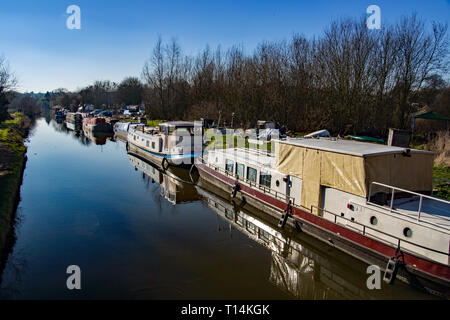 Der Kanal Boot- und Reparaturwerft in Sawbridgeworth mit verfallenen Kanalboote warten auf Reparaturen an einem sonnigen Tag im Winter. Stockfoto