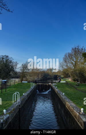 Feakes Lock auf dem Stort und Lee Navigation oder Kanal zwischen Harlow und Sawbridgeworth, Hertfordshire. Stockfoto