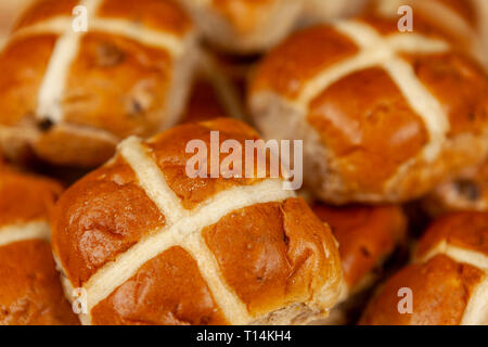 Nahaufnahme von einem Haufen frisch gebackene Hot Cross Buns Stockfoto