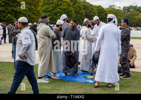 Christchurch, Canterbury, Neuseeland, 22. März 2019: Muslimische Männer einander im Dienst grüßen in den Hagley Park, der die Opfer der Moschee zu erinnern Stockfoto