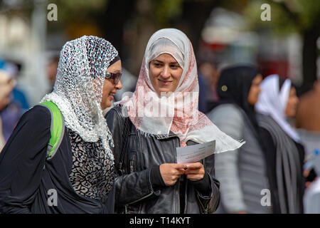 Christchurch, Canterbury, Neuseeland, 22. März 2019: Muslimische Frauen einander im Gebet Service im Hagley Park grüße die Opfer und Fa zu erinnern Stockfoto