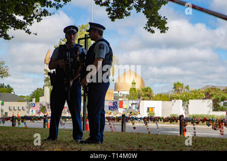 Christchurch, Neuseeland, 22. März 2019: Polizisten vor dem Masij El Noor Silhouette, wie sie Wache an der Trauerfeier stehen zu erinnern Stockfoto