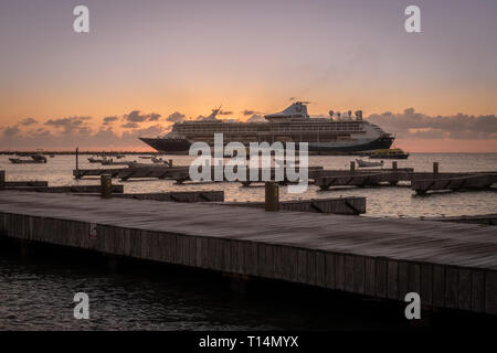 Landschaft von Kreuzfahrtschiff bei Sonnenuntergang in Cozumel angedockt Stockfoto