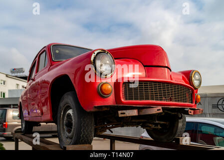 Warschau Polen. Februar 18, 2019. Rot retro Auto auf der Plattform. Klassische Cabrios in Rot Stockfoto