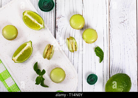 Makaron mit Limette und Minze und aromatisierter grüner Farbe. Selektiver Fokus. Stockfoto