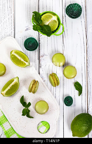 Makaron mit Limette und Minze und aromatisierter grüner Farbe. Selektiver Fokus. Stockfoto