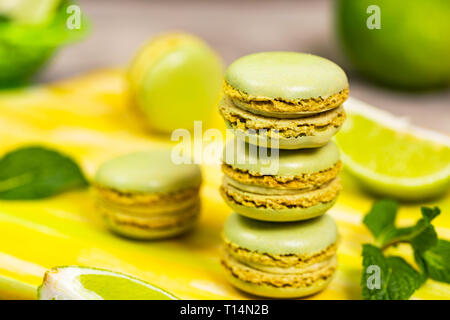 Makaron mit Limette und Minze und aromatisierter grüner Farbe. Selektiver Fokus. Stockfoto