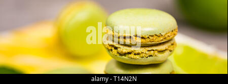 Makaron mit Limette und Minze und aromatisierter grüner Farbe. Selektiver Fokus. Stockfoto