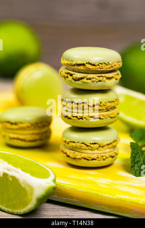 Makaron mit Limette und Minze und aromatisierter grüner Farbe. Selektiver Fokus. Stockfoto