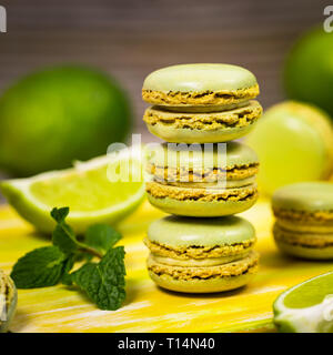 Makaron mit Limette und Minze und aromatisierter grüner Farbe. Selektiver Fokus. Stockfoto