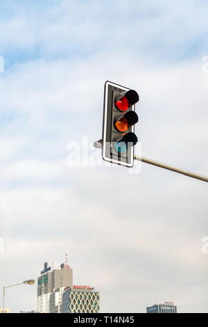 Warschau Polen. Februar 18, 2019. Ampel gegen den blauen Himmel Hintergrund mit Freistellungspfad Stockfoto