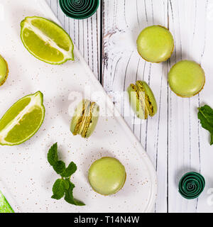 Makaron mit Limette und Minze und aromatisierter grüner Farbe. Selektiver Fokus. Stockfoto