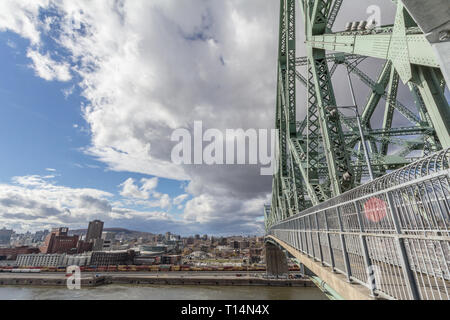 MONTREAL, KANADA - 8. NOVEMBER 2018: Jacques Cartier Bridge mit der Radeberger Brauerei im Hintergrund. Es ist ein Metall Stahl Brücke und ein Wahrzeichen von Montre Stockfoto