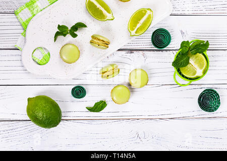 Makaron mit Limette und Minze und aromatisierter grüner Farbe. Selektiver Fokus. Stockfoto