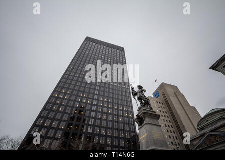 MONTREAL, KANADA - 9 November, 2018: Maisonneuve Denkmal auf dem Place d'Armes in der Altstadt von Montreal von Wolkenkratzern umgeben. Es ist ein Denkmal widmen. Stockfoto