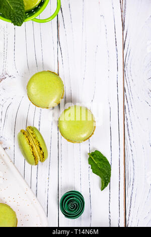 Makaron mit Limette und Minze und aromatisierter grüner Farbe. Selektiver Fokus. Stockfoto