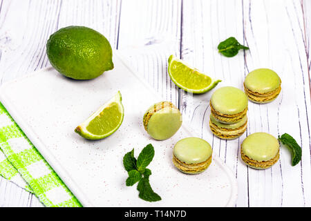 Makaron mit Limette und Minze und aromatisierter grüner Farbe. Selektiver Fokus. Stockfoto