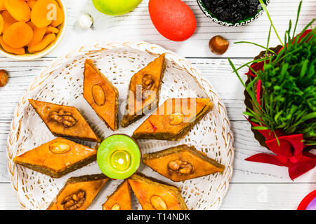 Farbige Eier, Weizenquellen traditionelle Süßigkeiten zum Internationalen Tag von Nowruz in Aserbaidschan Stockfoto