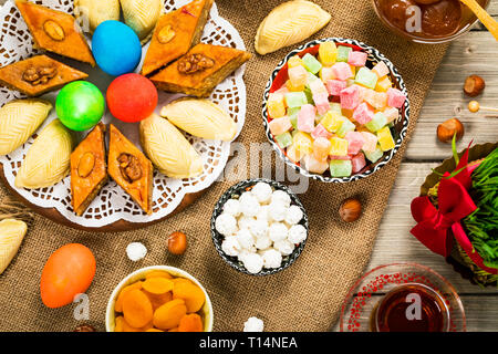 Farbige Eier, Weizenquellen traditionelle Süßigkeiten zum Internationalen Tag von Nowruz in Aserbaidschan Stockfoto