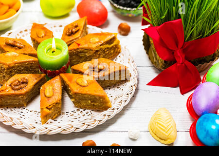 Farbige Eier, Weizenquellen traditionelle Süßigkeiten zum Internationalen Tag von Nowruz in Aserbaidschan Stockfoto