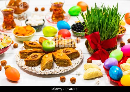 Farbige Eier, Weizenquellen traditionelle Süßigkeiten zum Internationalen Tag von Nowruz in Aserbaidschan Stockfoto