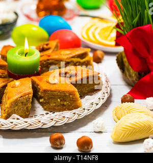 Farbige Eier, Weizenquellen traditionelle Süßigkeiten zum Internationalen Tag von Nowruz in Aserbaidschan Stockfoto