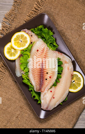 Felchen Tilapia-fisch rohen Rinderfilet auf Holz- Hintergrund. Selektive konzentrieren. Stockfoto