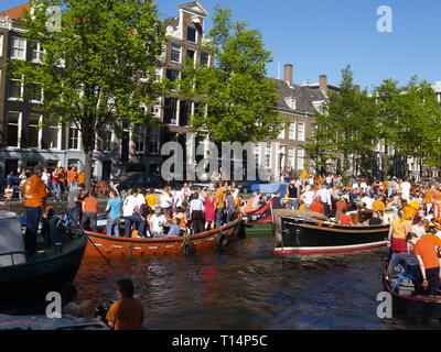 Koninginnedag (English) ist Nationalfeiertag Königinnentag in den Niederlanden, der jährlich am 30. April gefeiert wird. Eine diesem Tag feiern sterben Nied Stockfoto